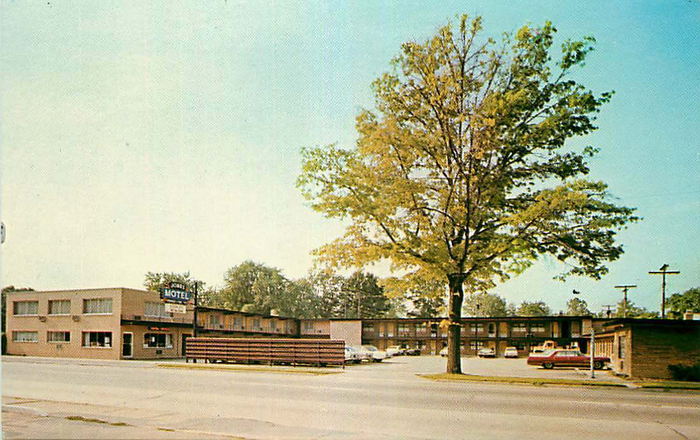 Hotel Royal Oak (Jones Motel, Jones Royal Motor Inn) - Vintage Postcard (newer photo)